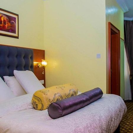 Esther Court Hotell Akure Exteriör bild