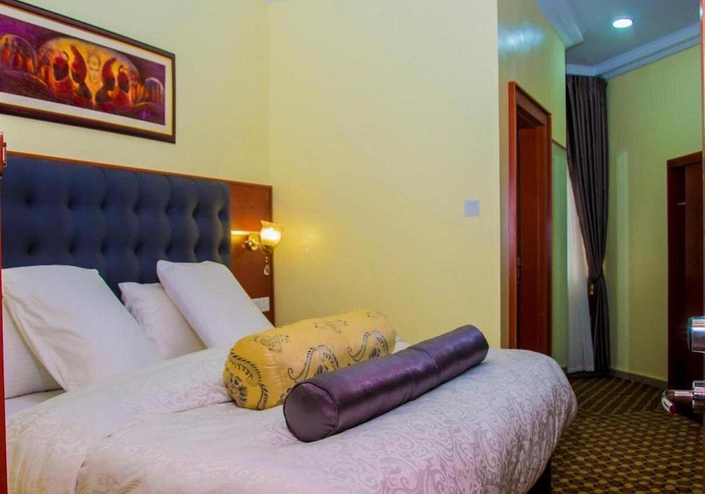 Esther Court Hotell Akure Exteriör bild